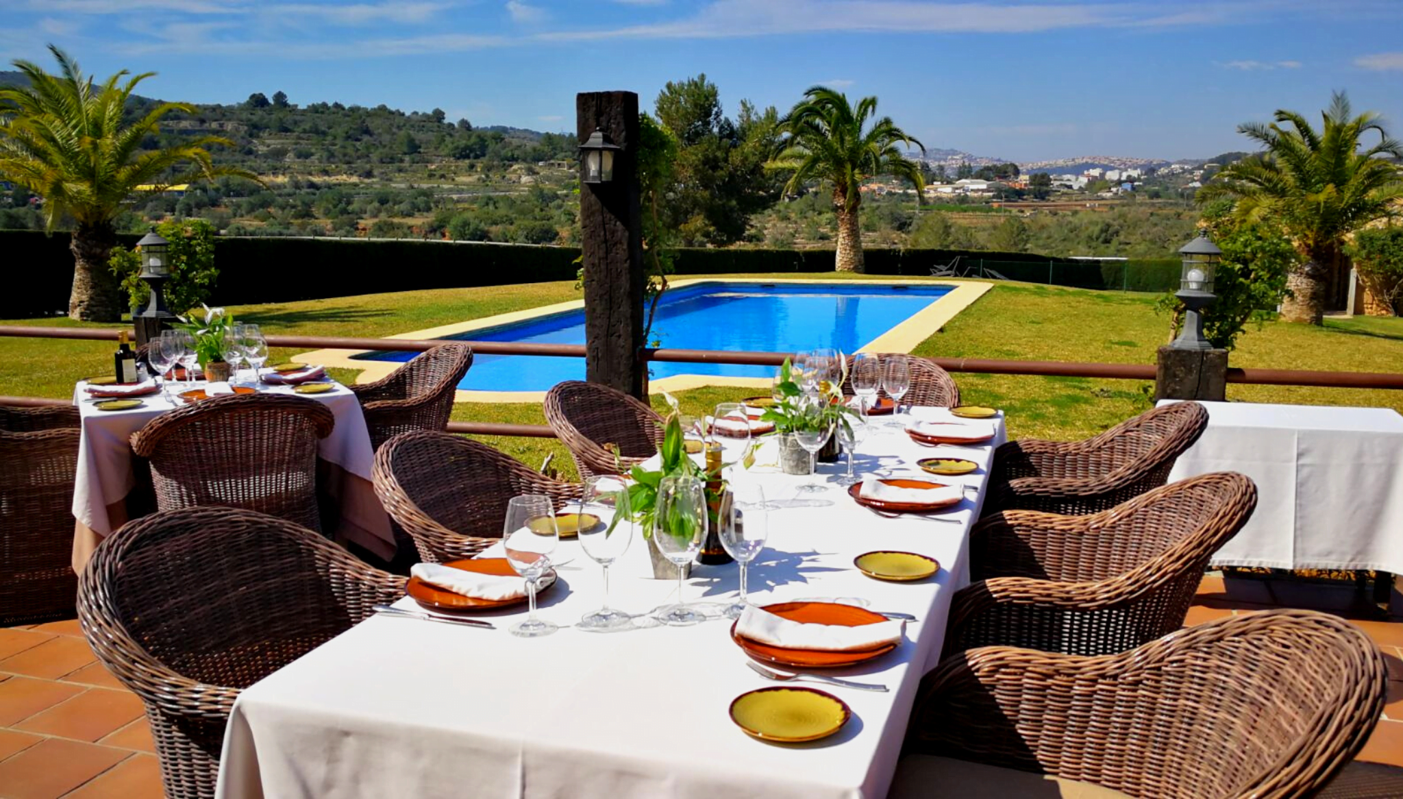 Restaurante con piscina en la terraza para comer en plena naturaleza