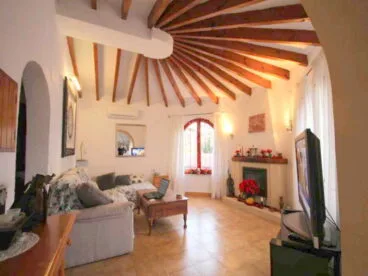 Salon con chimenea Atina Inmobiliaria