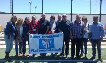 Sandra Castelló junto a familiares y amigos en Valencia