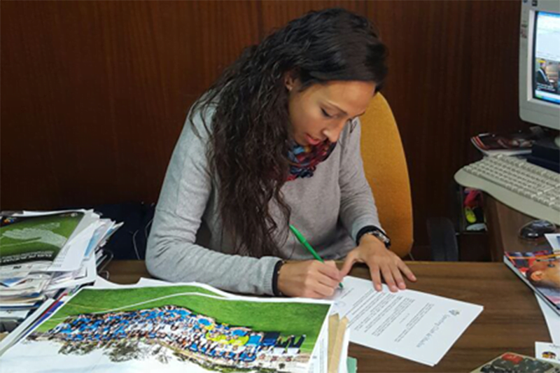 Sandra Castelló firmando su renovación