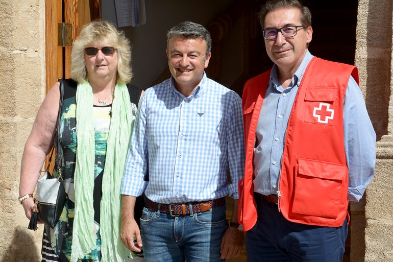 Sandy Tsalikidis, y del presidente local de Cruz Roja, José Luis Doménech junto al alcalde