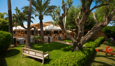Terraza exterior en plena naturaleza del Restaurante Masena