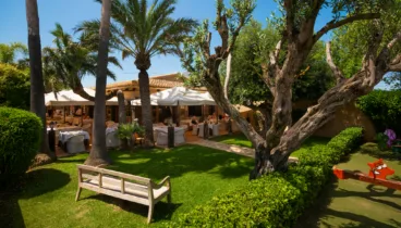 Terraza exterior en plena naturaleza del Restaurante Masena