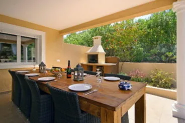 Terraza y barbacoa Aguila Rent a Villa