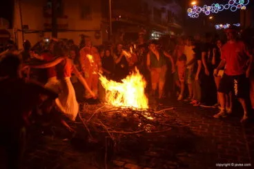 A la luz de hoguera