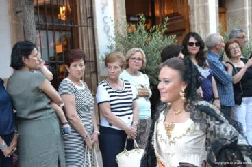 Admirada a su paso la reina de Fogueres