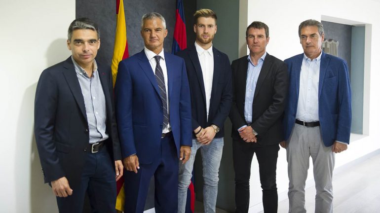 Adrián Ortolá amb dirigents del FC Barcelona