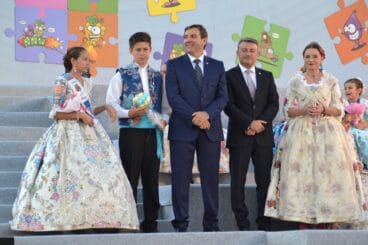 Adrián Vallés junto a Clara Rodríguez, Mavi Pérez y las autoridades municipales
