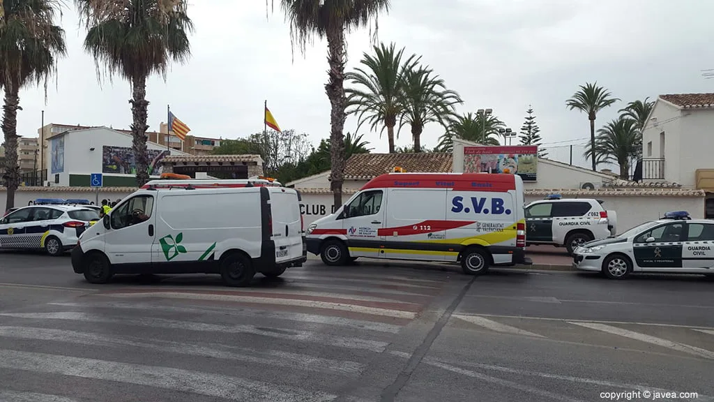 Ambulacias a la entrada del Club Tenis Jávea