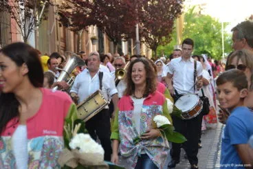 Ana con su penya durante la ofrenda
