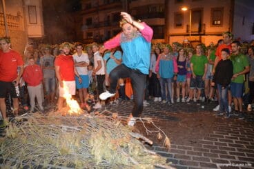 Antonio Miragall saltando la hoguera