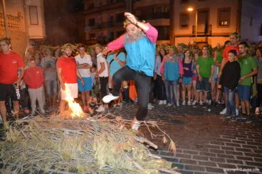 Antonio Miragall saltando la hoguera