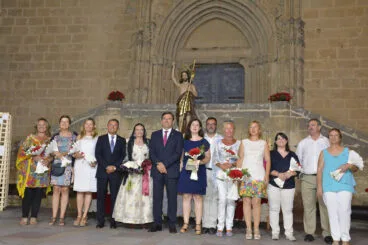 Autoridades municipales ante San Joan