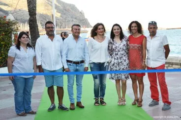 Autoridades municipales con organizadores