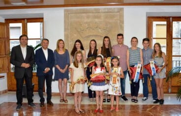 Autoridades municipales junto a reinas y damas