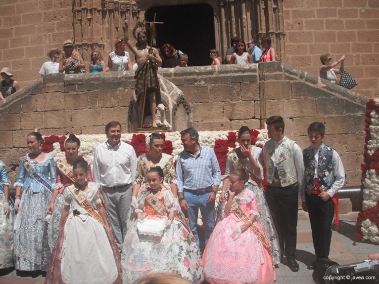 Autoridades municipales y festeras tras la ofrenda a San Joan