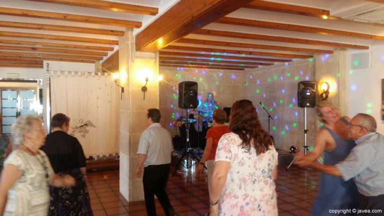 Ball després del dinar de l'associació de jubilats de Xàbia