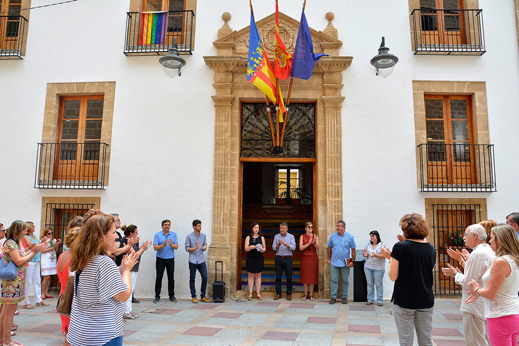 Bandera multicolor en la fachadad del ayuntamiento de Xàbia