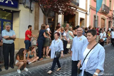 Bartolomé Bas participando en la ofrenda de flores