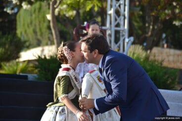 Beso cariñoso de Miragall a una festera