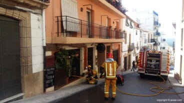 Bomberos sofocando el incendio