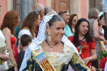 Bonita sonrisa en la ofrenda floral