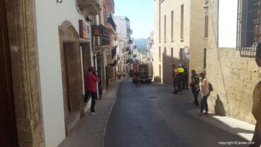 Calle cortada por incendio