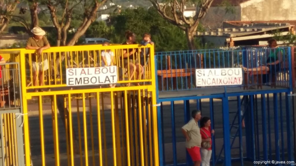 Carteles de protesta en los toros de San Juan de Xàbia