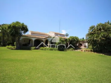 Casa con amplio jardin Atina Inmobiliaria
