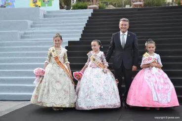 Chulvi con la reina y las damas infantiles de Fogueres 2016