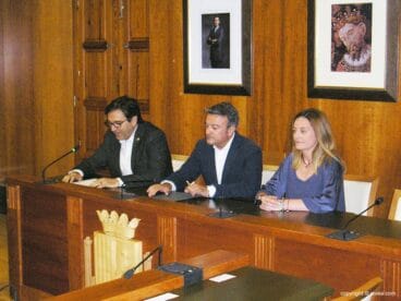 José Chulvi junto a Antonio Miragall y Mavi Pérez.