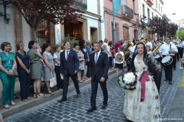 Chulvi, Miragall y Mavi Pérez en la ofrenda
