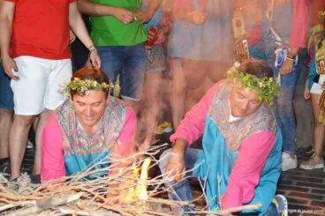 Chulvi y Miragall prendiendo la hoguera