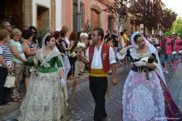 Con el traje regional en la ofrenda