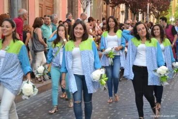 Con la sonrisa en la boca durante la ofrenda