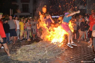 De dos en dos saltando hoguera