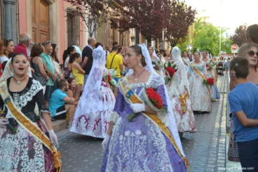 Desfile de festeras en la ofrenda
