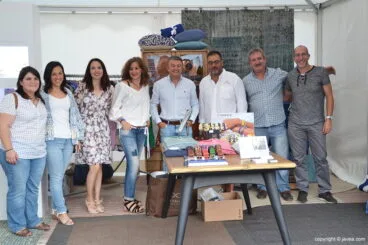 Ediles municipales en uno de los estands