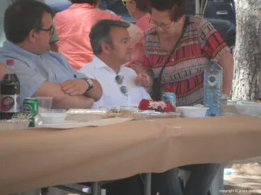 El alcalde atento a una ama de casa