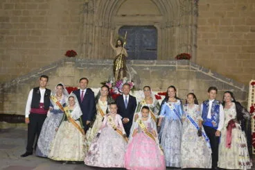 El alcalde con los cargos de Fogueres