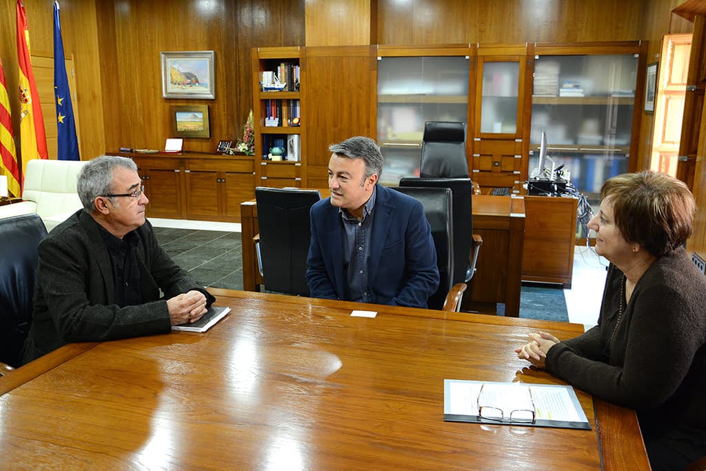 El alcalde y el edil de sanidad reunidos con el comisionado de la Marina Alta