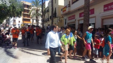 El edil de fiestas Antonio Miragall durante el pasacalles