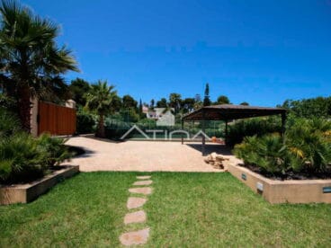 Entrada a la casa Atina Inmobiliaria