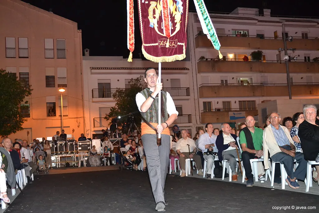 Entrada del estandarte de Fogueres