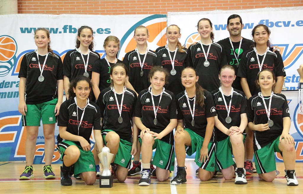 Equipo Infantil del CB Joventut Xàbia con sus medallas