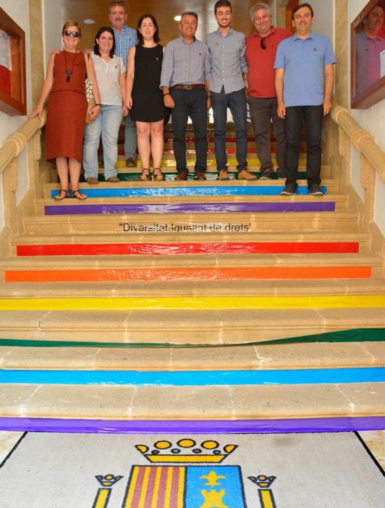 Escalera del ayuntamiento con los colores del arco iris
