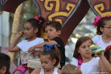 Escolares tirando confetti
