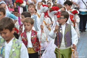 Festeros con sus flores en la ofrenda