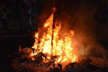 Foguera Infantil ardiendo