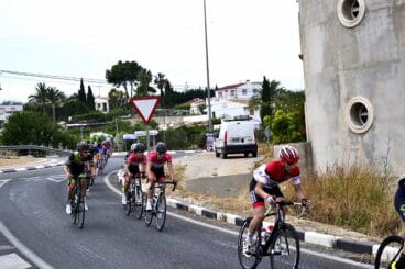 Grupo de primeros escapados a su paso por la rotonda de Jasus Pobre (1)